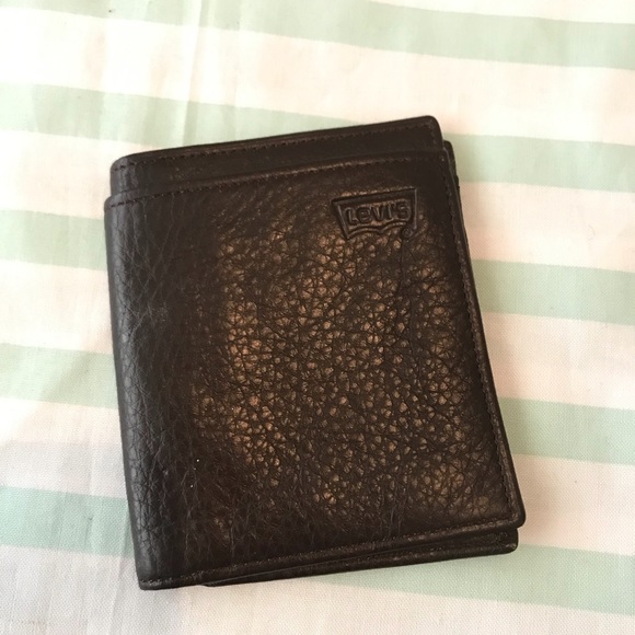 Levi's Other - Levi’s Brown Pebbled Leather Billfold Wallet